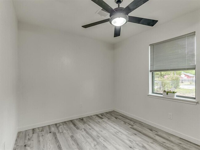 Building Photo - 906 E Comanche St