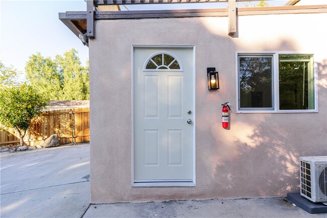 Building Photo - 10528 Hillhaven Ave