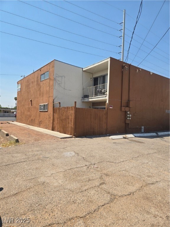 Building Photo - 1402 E Desert Inn Rd
