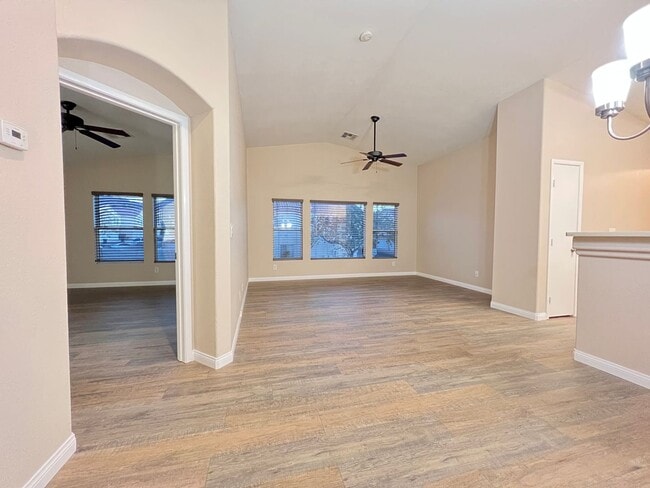 Building Photo - BEAUTIFUL 2BD/2BA SOUTHEAST