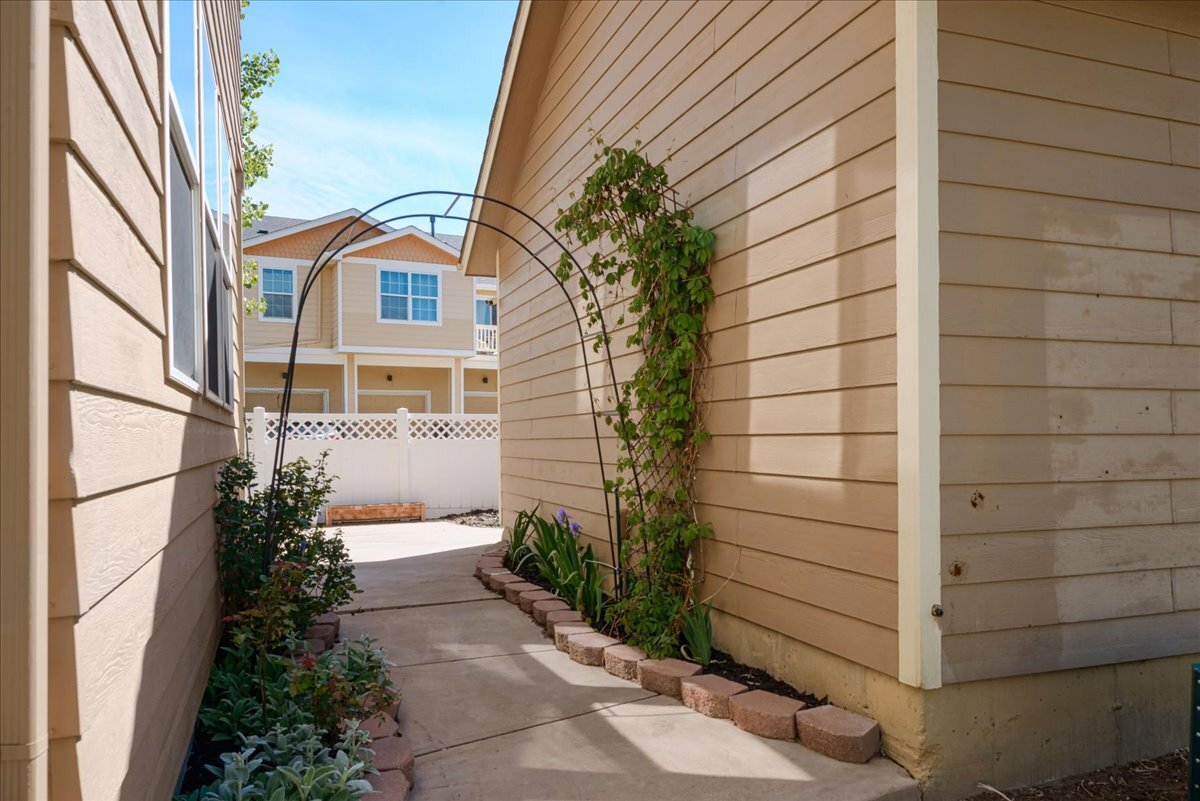 Building Photo - 2475 Saint Paul Dr