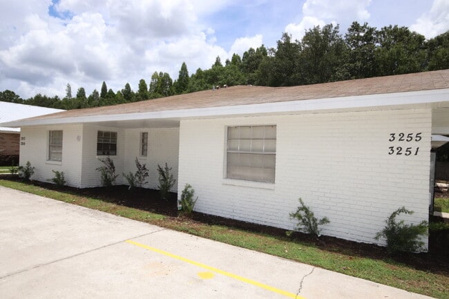 Building Photo - Freshly updated 2 bedroom 2 bath villa in ...