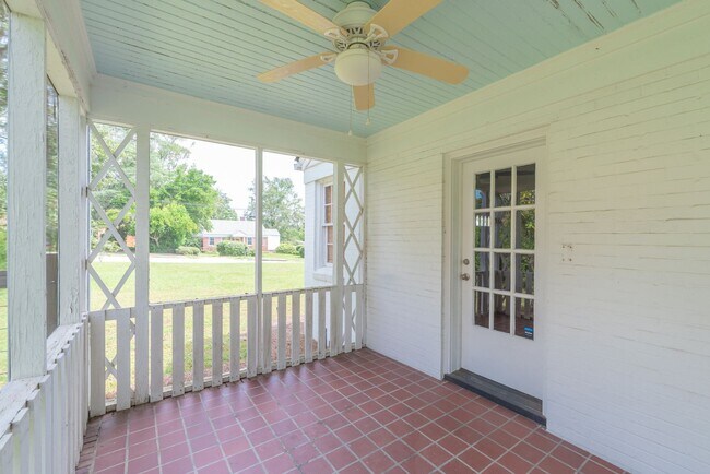 Building Photo - Charming 3-bedroom/2-bath single-family ho...