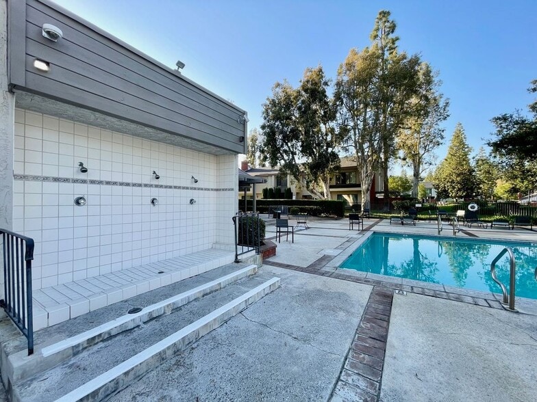 Building Photo - 1629 Sherwood Village Cir