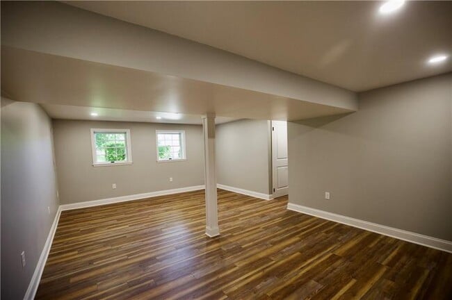 Building Photo - 906 Arch Ave