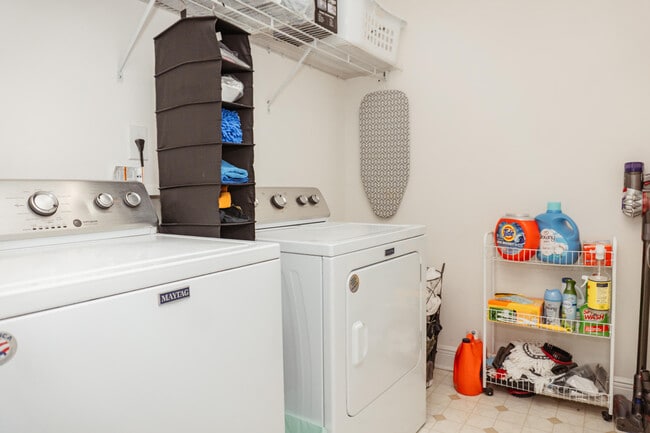 Building Photo - 641 Territory Ln