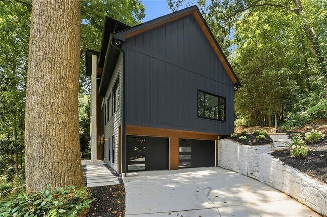 Building Photo - 4250 Carmain Dr NE