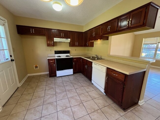 Building Photo - Renovated 3 Bedroom 2 Bath Home for Rent!!