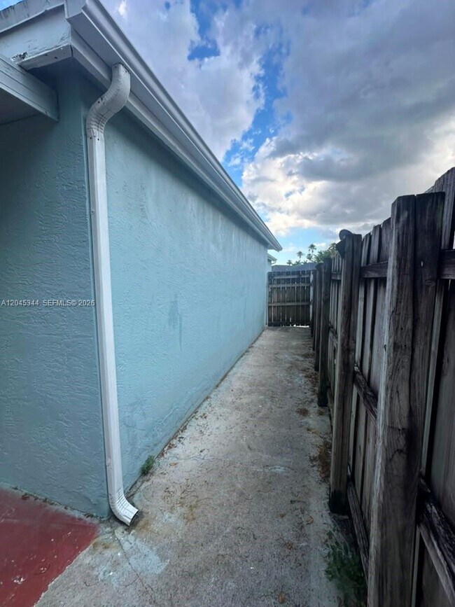 Building Photo - 768 SW 9th St