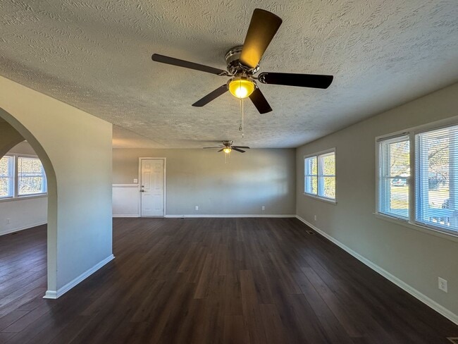 Building Photo - Cute 3 Bed 2 Bath Home in Fayetteville