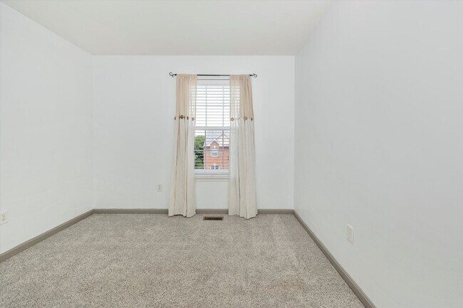 Building Photo - Twin Arch Crossing Rental
