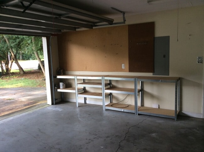 Building Photo - Charming Cul-de-Sac Home