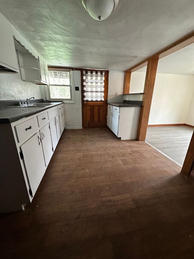 Building Photo - Three Bedroom Single Family House