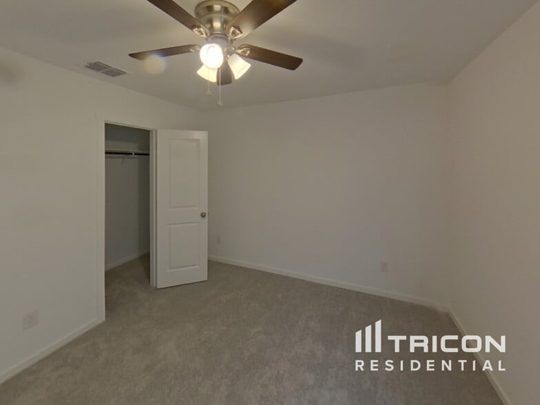 Building Photo - 807 Ponderosa Ln