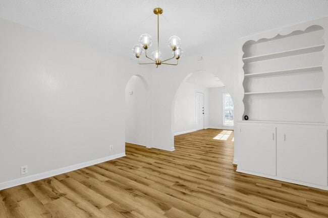 Building Photo - 1313 E Lamar St
