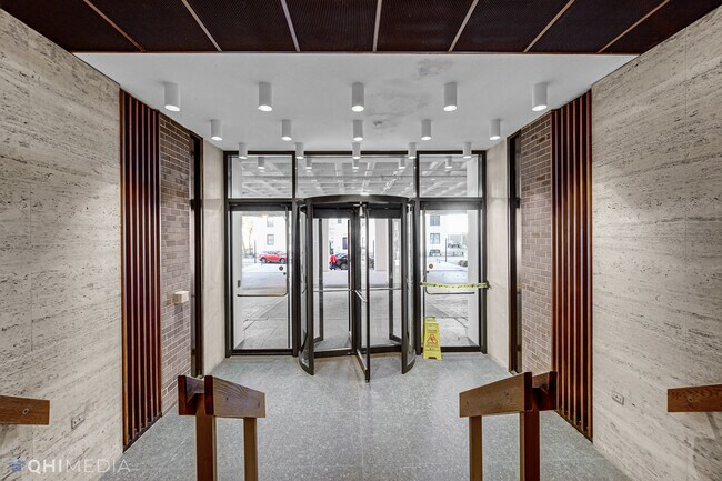 Building Photo - 6033 N Sheridan Rd