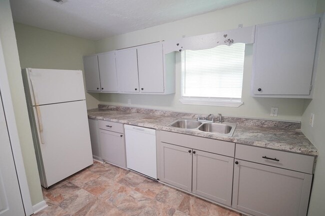 Building Photo - 2304 Hartsfield Ct