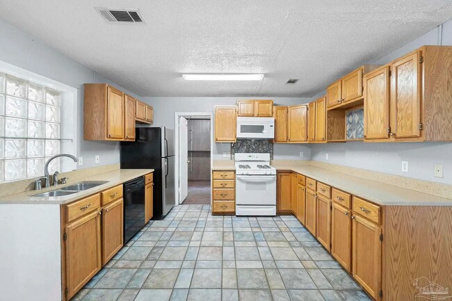 Building Photo - Scenic Heights Living at an Affordable Price!