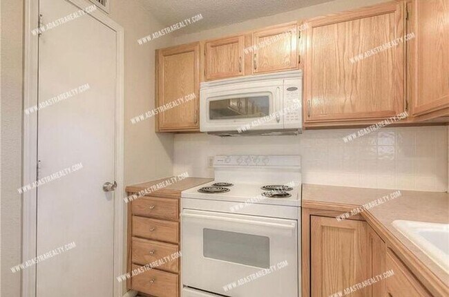 Building Photo - Adorable North Overland Park Home-Available in APRIL!!