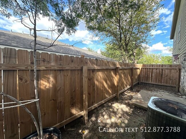 Building Photo - 2203 Creekside Ln