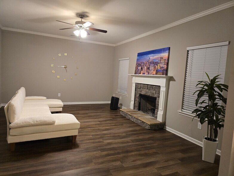 Building Photo - 339 Parkmont Way