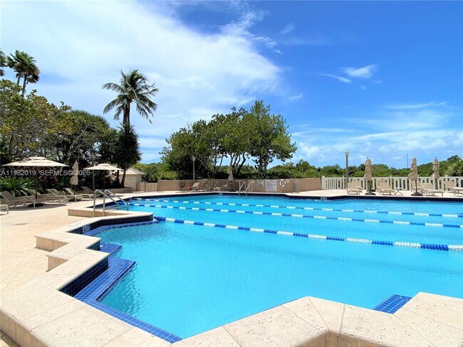 Building Photo - 1121 Crandon Blvd