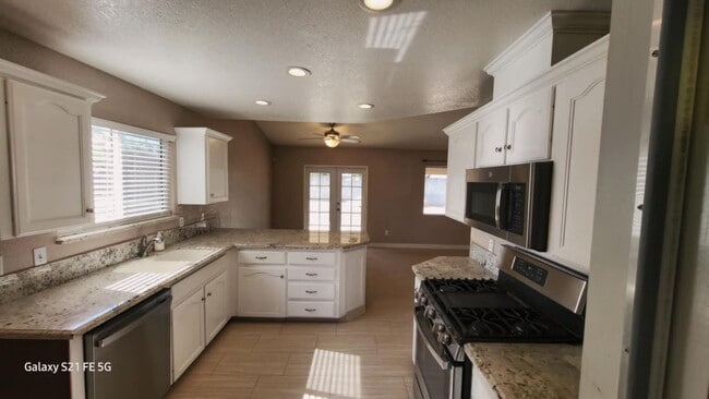 Building Photo - Immaculate 3 Bedroom 2 Bath House locate w...