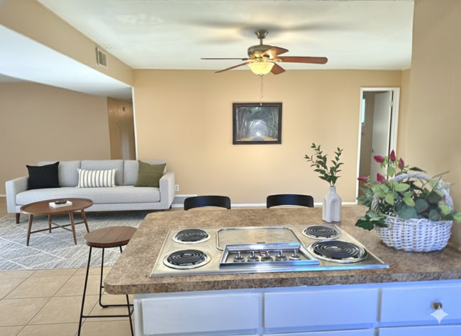 Building Photo - INQUIRE ABOUT OPEN HOUSE - LARGE 4BR - 2BA...