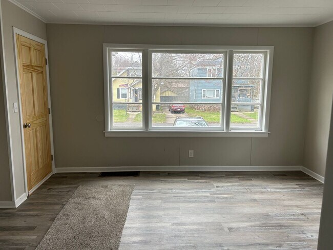 Building Photo - 112 W 3rd St N