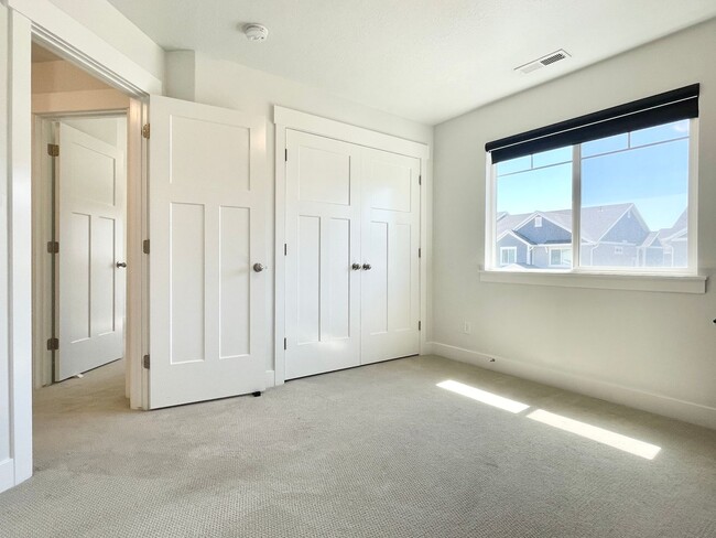 Building Photo - Modern Townhome at North Pointe Village!