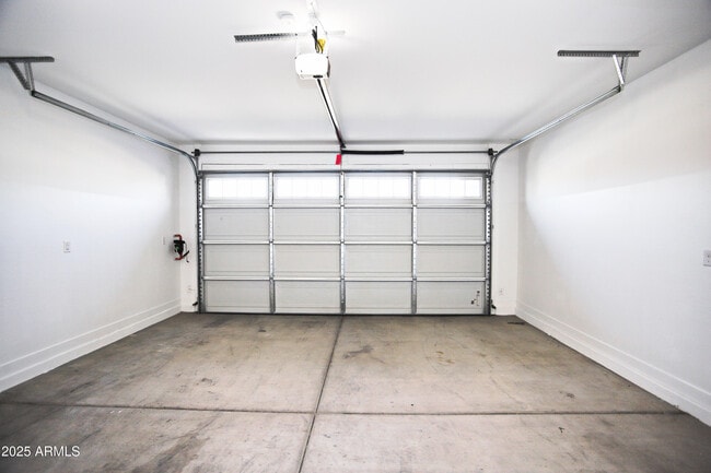 Building Photo - 1535 W Corral Rd