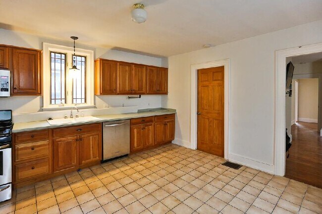 Building Photo - 216 Saratoga St