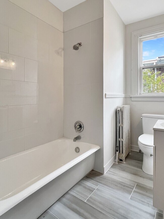 Building Photo - 2806 Hawthorne Ave