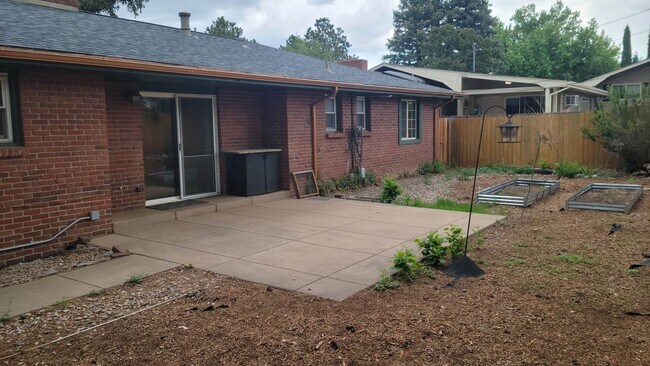 Building Photo - 3 Bed, 3 Bath with Downstairs Kitchenette ...