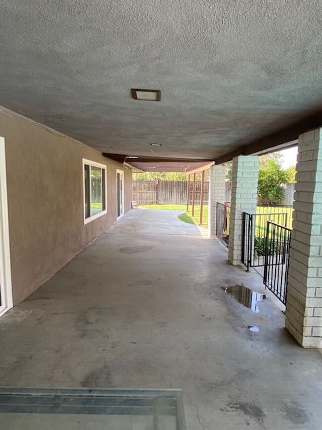 Building Photo - SW Bakersfield home with pool!