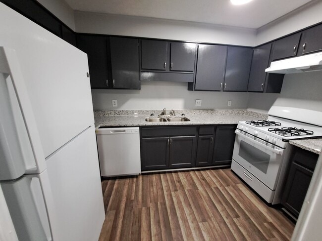 Building Photo - ONE MONTH FREE RENT! Newly Remodeled 2Bed/...