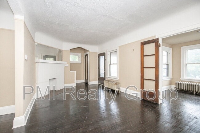 Building Photo - 888 Evangeline Rd