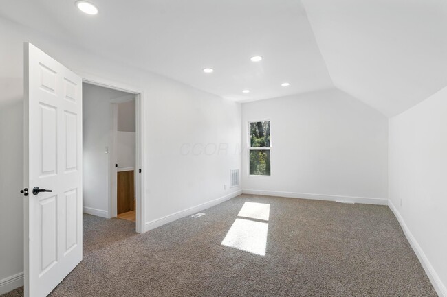 Building Photo - 89 Maple St