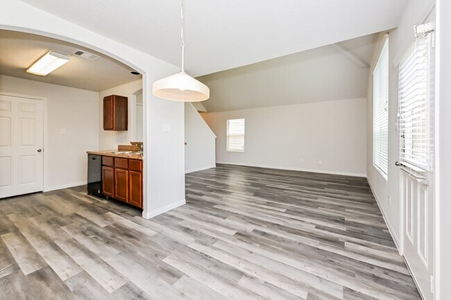 Building Photo - 5843 Northern Oak St