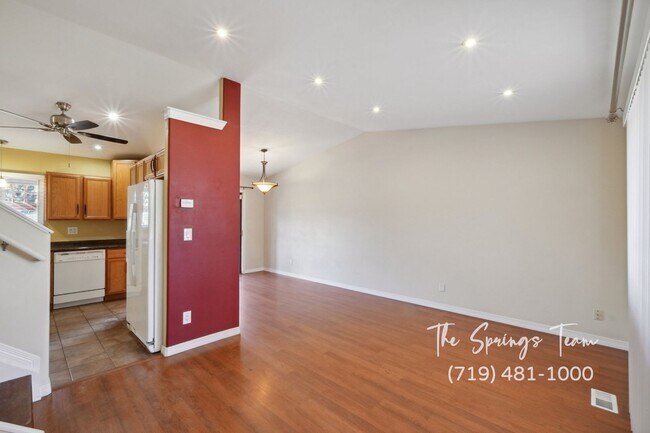 Building Photo - INVITING 3BD HOME w/ SPACIOUS LAYOUT & CHARM - Security Deposit Waiver Available