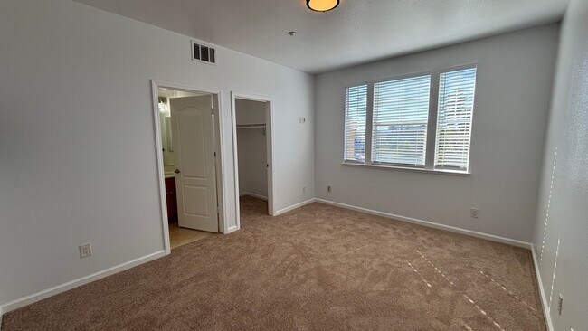 Building Photo - Nice 2 Bed townhouse style condo with prim...