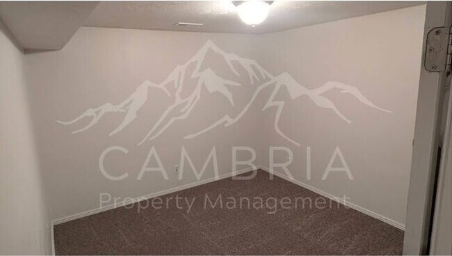 Building Photo - Charming Basement Unit with Separate Entrance