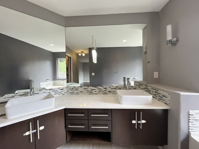 Building Photo - Beautiful 5BD/3BA Home with Soaking Tub, Island Kitchen & Attached 2-Car Garage