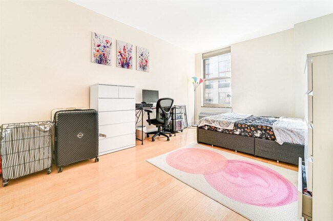 Building Photo - 10 Regent St