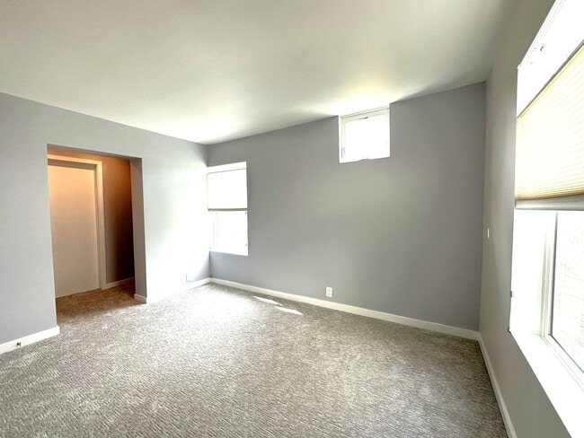Building Photo - EPIC REA: Bright 1bd/1ba Condo with Washer/Dryer in unit and Parking!