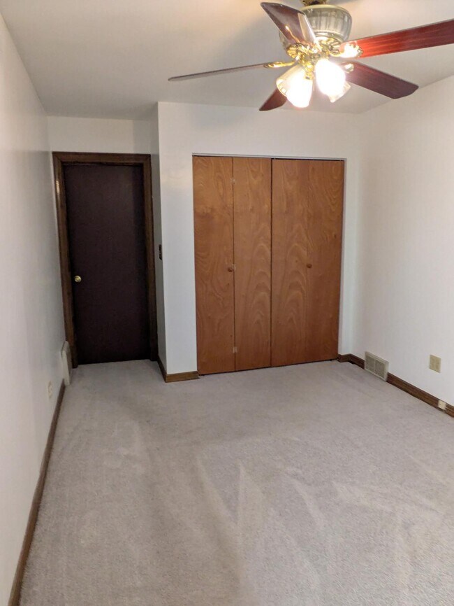 Main bedroom - 5734 W Newport Ave