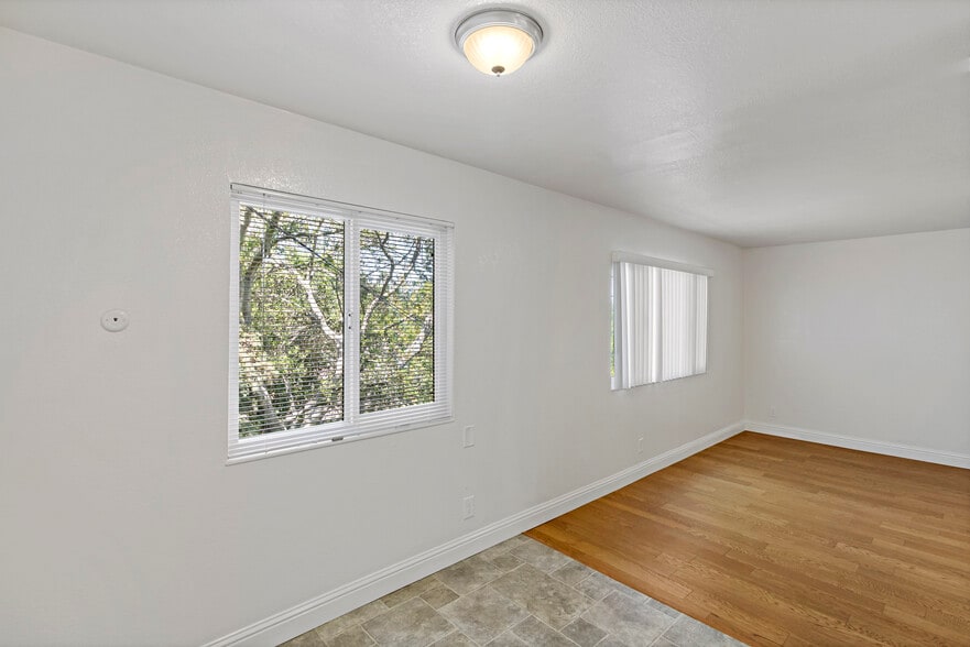 Building Photo - 21 Leisure Ln