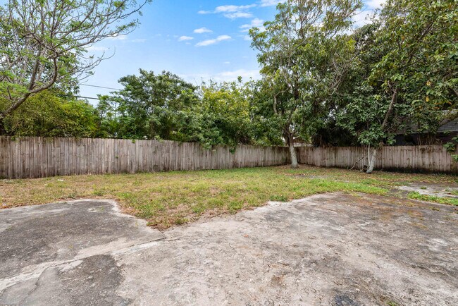 Building Photo - 1134 NW 18th Ave