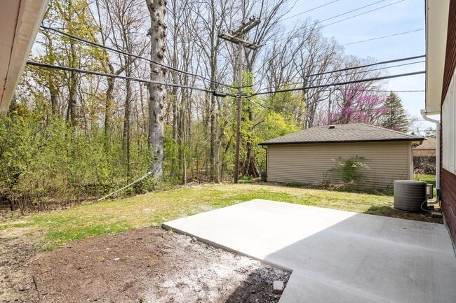 Building Photo - 1427 Woodland Dr