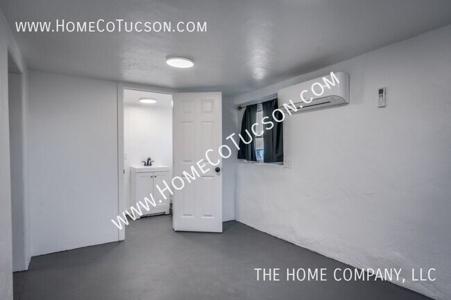 Building Photo - 940 E Florita St